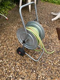 Avvolgitubo da giardino con tubo incluso