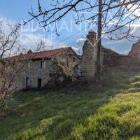 Casale con ex convento e 5 ettari di terreno
