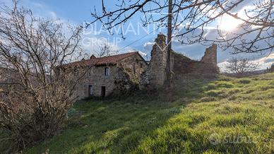 Casale con ex convento e 5 ettari di terreno