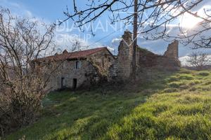 Casale con ex convento e 5 ettari di terreno