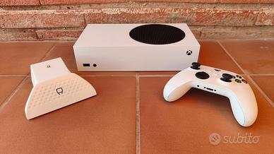 Xbox Series S + basetta di ricarica Venom