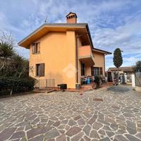VILLA A SCHIERA D'ANGOLO A CARMIGNANO