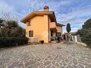 VILLA A SCHIERA D'ANGOLO A CARMIGNANO
