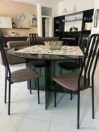 Tavolo di vetro e sedie