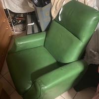 Poltrona verde con appoggia piedi