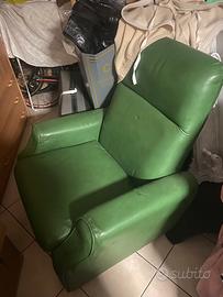 Poltrona verde con appoggia piedi