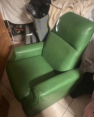 Poltrona verde con appoggia piedi