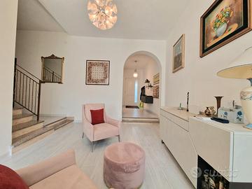 Esavano semindipendente con ampio cortile privato