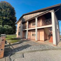 Casa con due appartamenti giardino e terreno