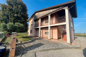 Casa con due appartamenti giardino e terreno