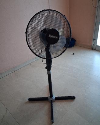 ventilatore su piedistallo