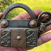 Antico lucchetto ferro battuto inciso con chiave