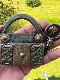 Antico lucchetto ferro battuto inciso con chiave