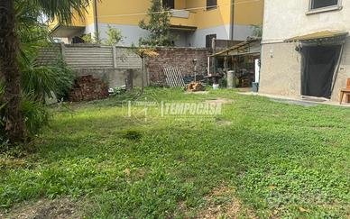 Villa con 300 mq di giardino