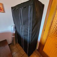 Armadio in plastica e tela nera