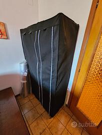 Armadio in plastica e tela nera