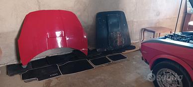 Cofani stemmi scritte  e orologi d'epoca.