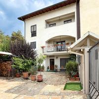 VILLA A SCHIERA A L'AQUILA