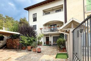 VILLA A SCHIERA A L'AQUILA