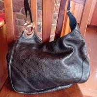 borsa Gucci in pelle nera motivo gg
