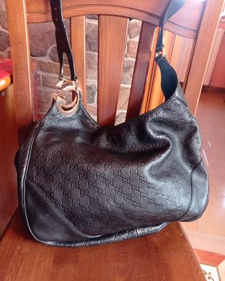 borsa Gucci in pelle nera motivo gg