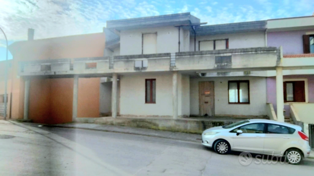 Casa di tre piani situata a Ittiri provincia (ss)