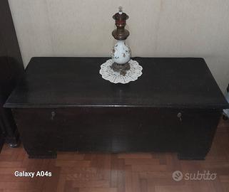 cassapanca in legno più lampada