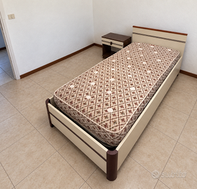Letto con materasso, comodino e coperta