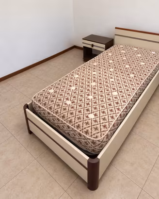 Letto con materasso, comodino e coperta