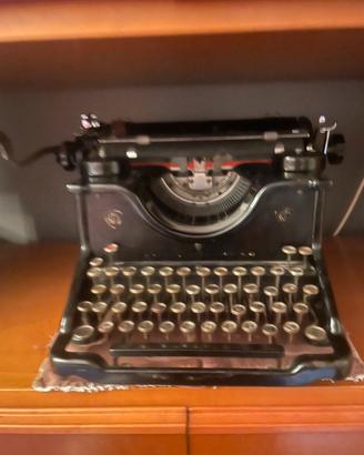 Macchina da scrivere olivetti