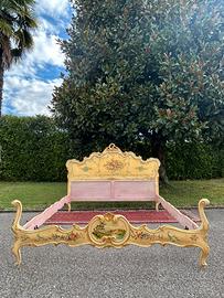 Letto barocco dipinto a mano.