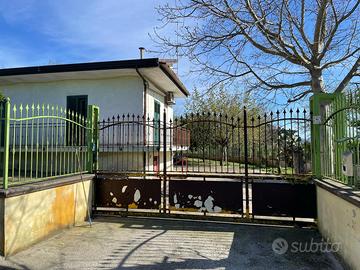 Casa indipendente con ampio giardino