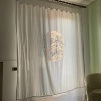 Tenda in lino con pizzo e decoro centrale