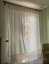 Tenda in lino con pizzo e decoro centrale