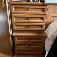 Coppia di comodini in legno