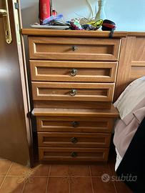 Coppia di comodini in legno