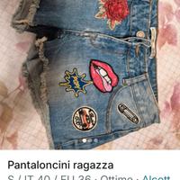 pantaloncini corti con decorazioni 