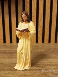 statuetta di Gesù con libro 