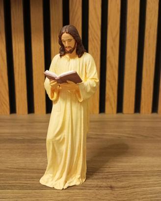 statuetta di Gesù con libro 