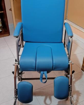 Sedia comoda e imbottita per anziani/disabili