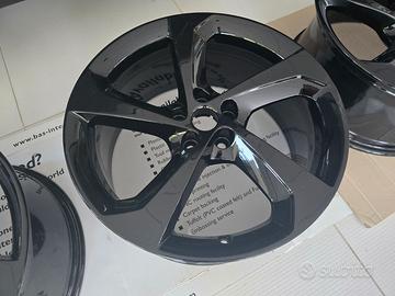 Cerchioni Lega 19" Nero Lucido