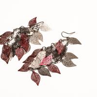 Orecchini in metallo a motivo cascata di foglie