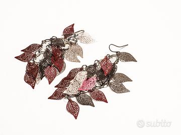Orecchini in metallo a motivo cascata di foglie