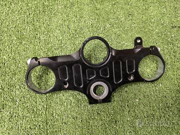 R7 PIASTRA FORCELLA SUPERIORE 2022