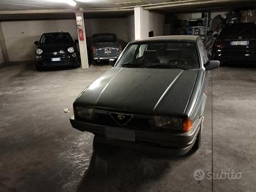 Auto d'epoca alfa romeo 75 - 1990