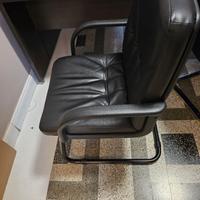 2 poltrone fronte scrivania  in  similpelle colore