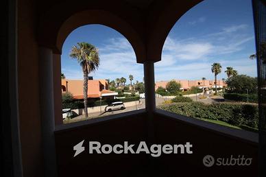 VILLA CON AMPIO GIARDINO ANGOLARE, ACQUE CHIARE, B