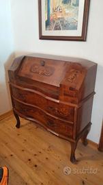 Scrittoio d'epoca intarsiato.