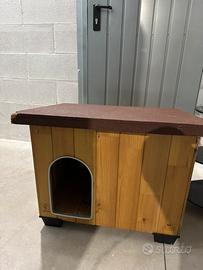Casa per cani di legno