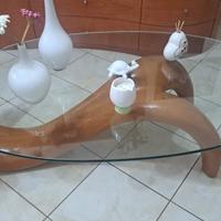 Parete attrezzata e tavolo con vetro